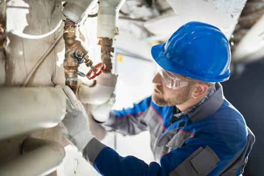 a commercial plumber repairing commercial plumbing problems.