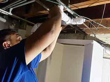 an emergency plumber performing emergency plumbing services in chicago.