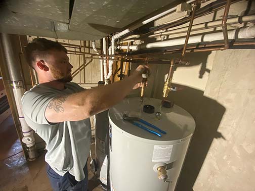 a plumber replacing a water heater in chicago